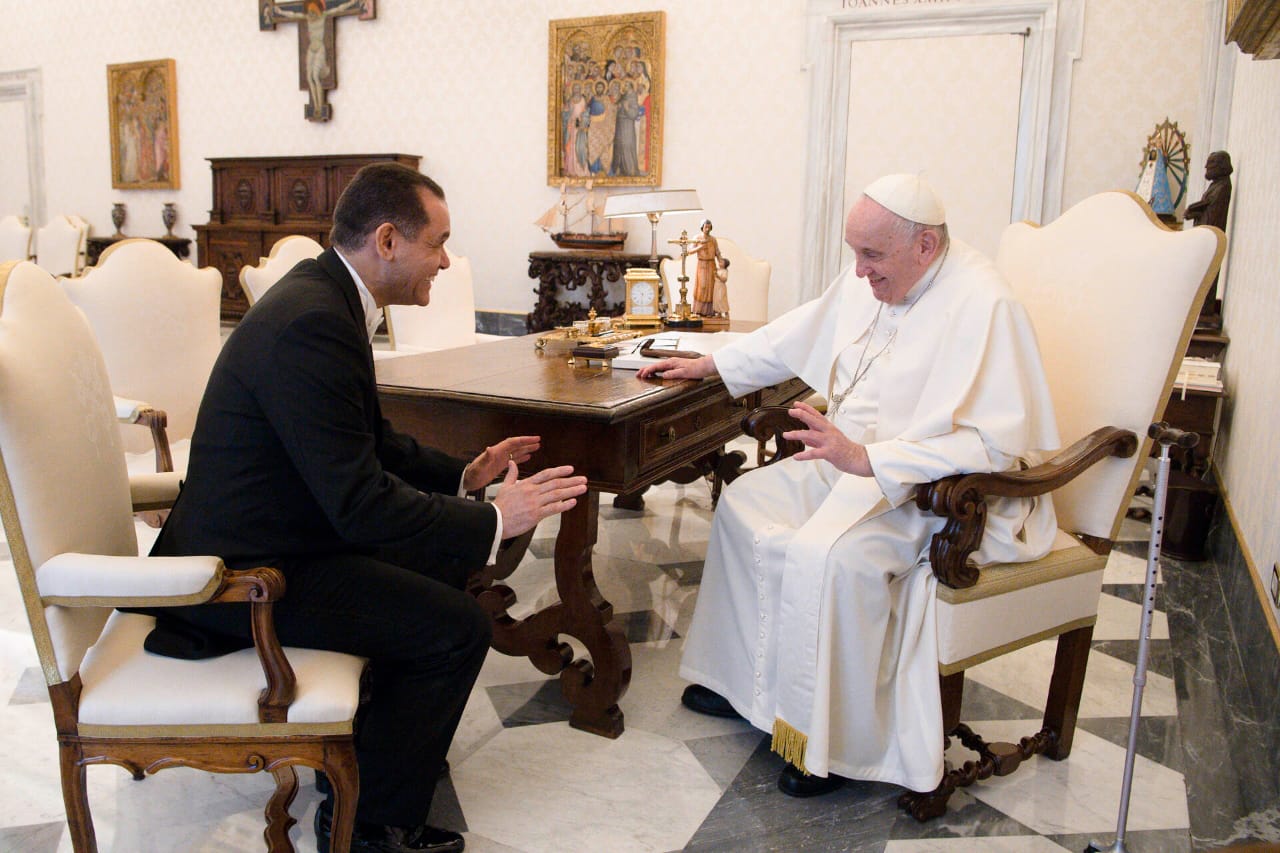 Dr. Ian Carlos Torres con el Papa Francisco