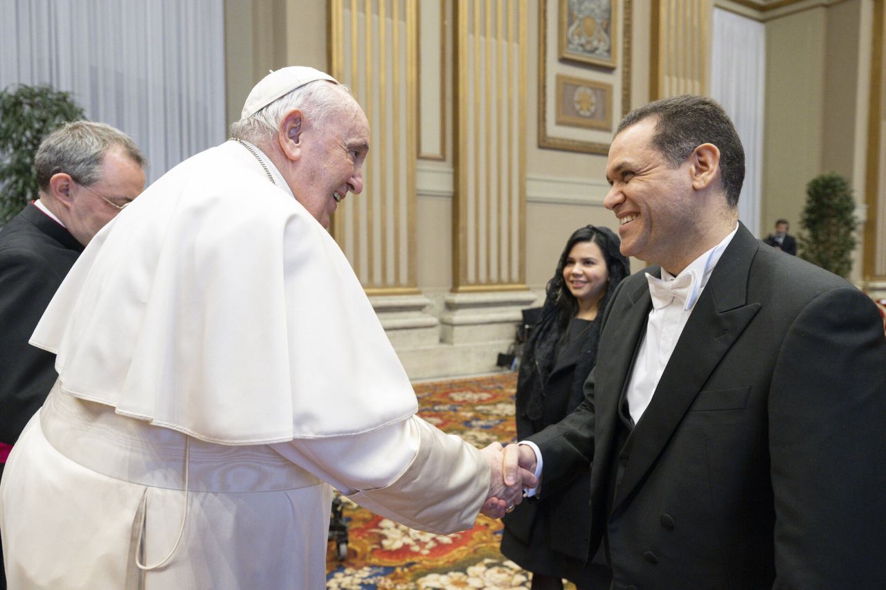 Dr. Ian Carlos Torres saludando al Papa Francisco